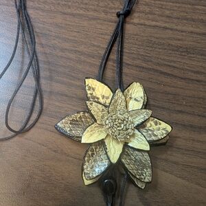 Chic Gold Flower Pendant Necklace